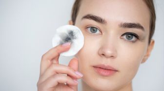 Bersihkan Wajah Tanpa Bikin Kering, Ini 4 Micellar Water Low pH Terbaik