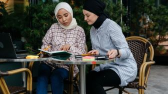 Budaya Study Date di Kafe: Antara Produktif, Numpang Wifi, dan Ajang Konten
