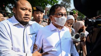 Sekretaris Utama Badan Nasional Penanggulangan Bencana (BNPB) Rustian (kedua kiri) berjalan usai menjalani pemeriksaan di Gedung Merah Putih KPK, Jakarta, Rabu (14/10/2026). [ANTARA FOTO/Fauzan/wsj]