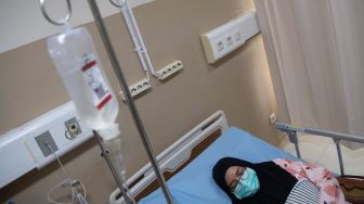 Pasien penderita infeksi saluran pernapasan akut (ISPA) menjalani perawatan di Rumah Sakit Umum Daerah (RSUD) BARI Palembang, Sumatera Selatan, Selasa (13/10/2026). [ANTARA FOTO/Nova Wahyudi/nz]
