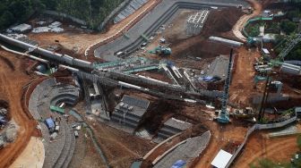 Sejumlah pekerja dengan menggunakan alat berat menyelesaikan pembangunan proyek Embung Kebagusan di Jakarta, Selasa (13/10/2026). [ANTARA FOTO/Muhammad Iqbal/nz]