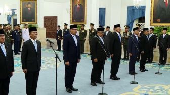 Presiden Prabowo Lantik Rektor IPB Alim Setiawan Slamet Jadi Wamentan