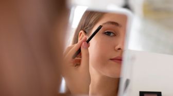 Urutan Memakai Pensil Alis, Browcara, dan Concealer agar Hasilnya Rapi dan Natural
