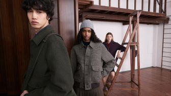 Inspirasi Gaya Preppy Kampus Inggris, Kemeja Kotak-Kotak hingga Sweater Jadi Andalan