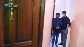 Tim gabungan Direktorat Tindak Pidana Narkoba Bareskrim Polri, Badan Narkotika Nasional (BNN), dan Polda Metro Jaya mengamankan terduga pelaku tindak pidana peredaran narkoba di Kompleks Permata (Kampung Ambon), Kedaung Kaliangke, Cengkareng, Jakarta Barat, Kamis (15/10/2026). [ANTARA FOTO/Muhammad Adimaja/YU]