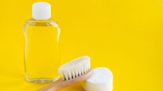 Baby Oil Bisa Dipakai Apa Aja? Ini Efeknya untuk Kulit Anak dan Orang Dewasa
