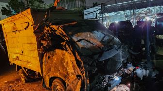 Personel Brimob memeriksa mobil boks yang terdampak ledakan di Pasar Cimanggis, Tangerang Selatan, Banten, Rabu (14/10/2026). [ANTARA FOTO/Muhammad Iqbal/kye]