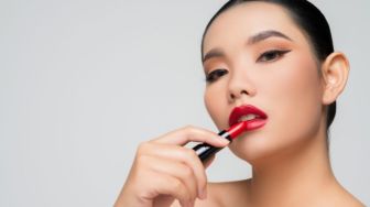5 Lipstik Merah Bata untuk Kulit Sawo Matang, Bikin Makeup Makin Stunning!