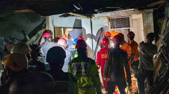 Petugas gabungan dari BPBD Tangerang Selatan, kepolisian, dan TNI melakukan pencarian korban ledakan di Pasar Cimanggis, Tangerang Selatan, Banten, Rabu (14/10/2026). [ANTARA FOTO/Muhammad Iqbal/kye]
