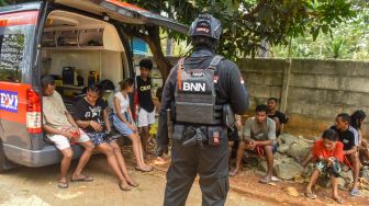 Tim gabungan Direktorat Tindak Pidana Narkoba Bareskrim Polri, Badan Narkotika Nasional (BNN), dan Polda Metro Jaya mengamankan terduga pelaku tindak pidana peredaran narkoba di Kompleks Permata (Kampung Ambon), Kedaung Kaliangke, Cengkareng, Jakarta Barat, Kamis (15/10/2026). [ANTARA FOTO/Muhammad Adimaja/YU]