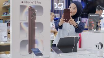 Pembeli mencoba fitur kamera Iphone saat peluncuran perdana iPhone 18 Pro Series yang diselenggarakan Urban Republic di Mall Grand Indonesia, Jakarta, Jumat (16/10/2026). [Suara.com/Alfian Winanto]
