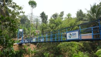 Permudah Mobilitas Warga Cianjur, BRI Peduli Hadirkan Jembatan Gantung yang Aman