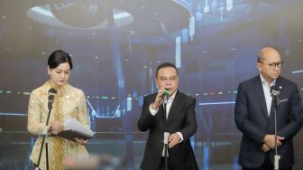 (dari kiri) Ketua OJK Friderica Widyasari Dewi, Wakil Ketua DPR RI Sufmi Dasco Ahmad dan Menteri Investasi dan Hilirisasi sekaligus Danantara Rosan Roeslani saat konferensi pers usai memantau IHSG di Bursa Efek Indonesia, Jakarta, Jumat (16/10/2026). [Suara.com/Alfian Winanto]