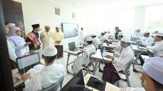 Ini Alasan Gibran Minta Santri Belajar AI dan Robotika