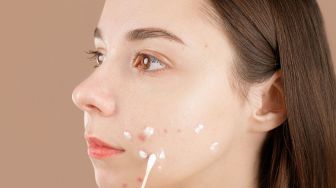 Pakai Obat Totol Jerawat Sebelum atau Sesudah Moisturizer? Ini Urutan yang Tepat