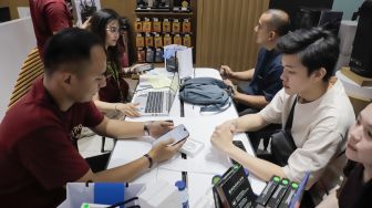 Pembeli menukar pre order Iphone saat peluncuran perdana iPhone 18 Pro Series yang diselenggarakan Urban Republic di Mall Grand Indonesia, Jakarta, Jumat (16/10/2026). [Suara.com/Alfian Winanto]
