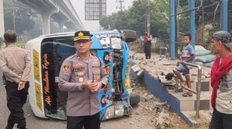 Minibus Terguling di Jakabaring Palembang, Sopir Akui Mengantuk hingga Tabrak Halte