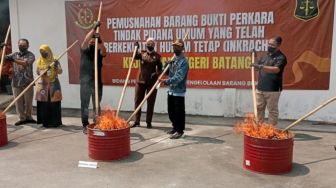 Kejari Batang Musnahkan 557 Barang Bukti, Kasus Narkoba dan Tawuran Pelajar Jadi Sorotan