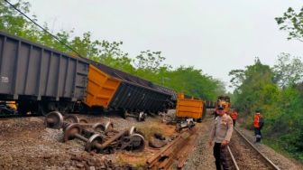 Kronologi Tabrakan 2 Kereta Babaranjang di Sumsel, Lokomotif Terguling dan Kru Terluka