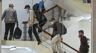 Terperiksa terkait operasi tangkap tangan (OTT) KPK di Pemkab Klaten berjalan menuju ruang pemeriksaan setibanya di Gedung Merah Putih KPK, Jakarta, Jumat (16/10/2026). [ANTARA FOTO/Fakhri Hermansyah/sgd]