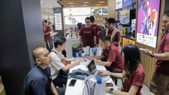 Pembeli menukar pre order Iphone saat peluncuran perdana iPhone 18 Pro Series yang diselenggarakan Urban Republic di Mall Grand Indonesia, Jakarta, Jumat (16/10/2026). [Suara.com/Alfian Winanto]
