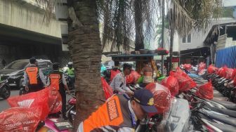 Trotoar Karet 'Disulap' Jadi Parkiran Liar, Dishub Turun Tangan Cabut Ratusan Pentil Motor