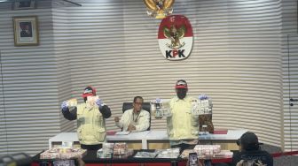 KPK Pamer Barang Bukti OTT BNPB Rp5,47 Miliar, Ada Emas hingga Aset Kripto