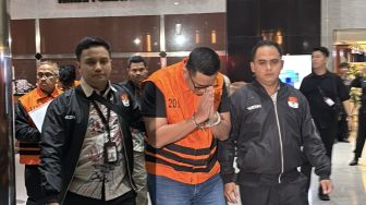 Hanya Bisa Tundukkan Kepala, Momen Bupati Klaten Resmi Berompi Oranye Menuju Sel Tahanan