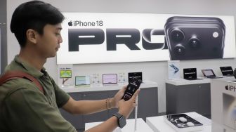 Pembeli mencoba iPhone 18 Pro Series yang dijual secara perdana di Hello Store di Mall Grand Indonesia, Jakarta, Jumat (16/10/2026). [Suara.com/Alfian Winanto]