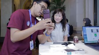 Petugas menunjukan fitur Iphone saat peluncuran perdana iPhone 18 Pro Series yang diselenggarakan Hello Store di Sampoerna Strategic Square, Jakarta, Jumat (16/10/2026). [Suara.com/Alfian Winanto]