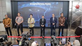 (dari kiri) Kepala Eksekutif PMDK Hasan Fawzi, Kapolri Suyudi Ario Seto, Ketua OJK Friderica Widyasari Dewi, Wakil Ketua DPR RI Sufmi Dasco Ahmad, Menteri Investasi dan Hilirisasi sekaligus Danantara Rosan Roeslani dan Kepala BP BUMN Dony Oskaria saat konferensi pers usai memantau IHSG di Bursa Efek Indonesia, Jakarta, Jumat (16/10/2026). [Suara.com/Alfian Winanto]

