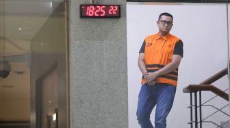 Bupati Klaten Hamenang Wajar Ismoyo berjalan menggunakan rompi tahanan usai menjalani pemeriksaan di Gedung Merah Putih KPK, Jakarta, Jumat (16/10/2026). [Suara.com/Alfian Winanto]
