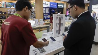 Pembeli melihat produk Iphone saat peluncuran perdana iPhone 18 Pro Series yang diselenggarakan Urban Republic di Mall Grand Indonesia, Jakarta, Jumat (16/10/2026). [Suara.com/Alfian Winanto]
