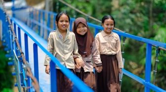 BRI Peduli Bangun Jembatan Gantung di Cianjur, Anak Sekolah Kini Lebih Aman Menyeberang