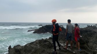 Sempat Lambaikan Tangan, Pria di Pesisir Barat Hilang Ditelan Ombak Ganas 4 Meter