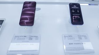 Display menunjukan Iphone 18 Pro dan Iphone 18 Pro Max saat Peluncuran perdana iPhone 18 Pro Series yang diselenggarakan Hello Store di Mall Grand Indonesia, Jakarta, Jumat (16/10/2026). [Suara.com/Alfian Winanto]