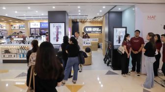 Pembeli mengantre saat peluncuran perdana iPhone 18 Pro Series yang diselenggarakan Urban Republic di Mall Grand Indonesia, Jakarta, Jumat (16/10/2026). [Suara.com/Alfian Winanto]
