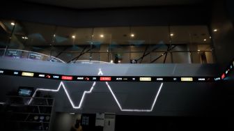 Penampakan layar pergerakan Indeks Harga Saham Gabungan (IHSG) di Bursa Efek Indonesia, Jakarta, Jumat (16/10/2026). [Suara.com/Alfian Winanto]
