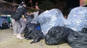 Petugas Masih Lembur Beresin Sisa Sampah MotoGP 2026
