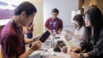 Petugas menunjuka fitur Iphone saat peluncuran perdana iPhone 18 Pro Series yang diselenggarakan Hello Store di Sampoerna Strategic Square, Jakarta, Jumat (16/10/2026). [Suara.com/Alfian Winanto] 