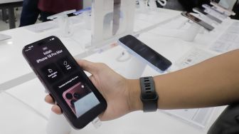 Pembeli menunjukan tampilan layar Iphone 18 Pro Max saat peluncuran perdana iPhone 18 Pro Series yang diselenggarakan Hello Store di Mall Grand Indonesia, Jakarta, Jumat (16/10/2026). [Suara.com/Alfian Winanto]