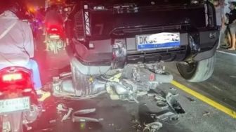 Hendak Isi BBM, Antrean Pemotor di Jembrana Diseruduk Mobil Listrik