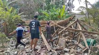 Tanpa Hujan dan Angin, Rumah Warga Ciamis Mendadak Ambruk, Kerugian Ditaksir Rp100 Juta