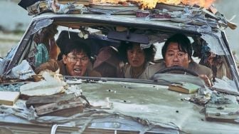 Escape from Mogadishu: Tentang Musuh yang Harus Saling Menyelamatkan