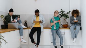 Tren Bahasa Gen Z: Campur Aduk, Makin Asyik, atau Malah Bikin Pusing?