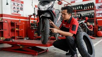 Awas Fatal! Ini Bahaya Tersembunyi Tukar Posisi Ban Depan dan Belakang Motor