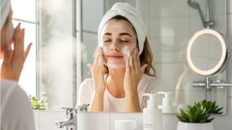 Bebas Kusam! 5 Face Wash Anti-Pollution Pelindung Kulit dari Polusi Kota