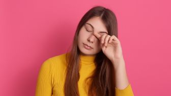 Sering Alami Kedutan Kelopak Mata Kiri Atas? Ini Artinya Menurut Medis