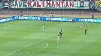 Persebaya Ditahan PSS, Bonek Panen Pujian Bentangkan Spanduk Save Kalimantan