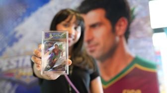 Obati Rindu Fans! Kartu Koleksi Luis Figo Diperkenalkan di Jakarta
